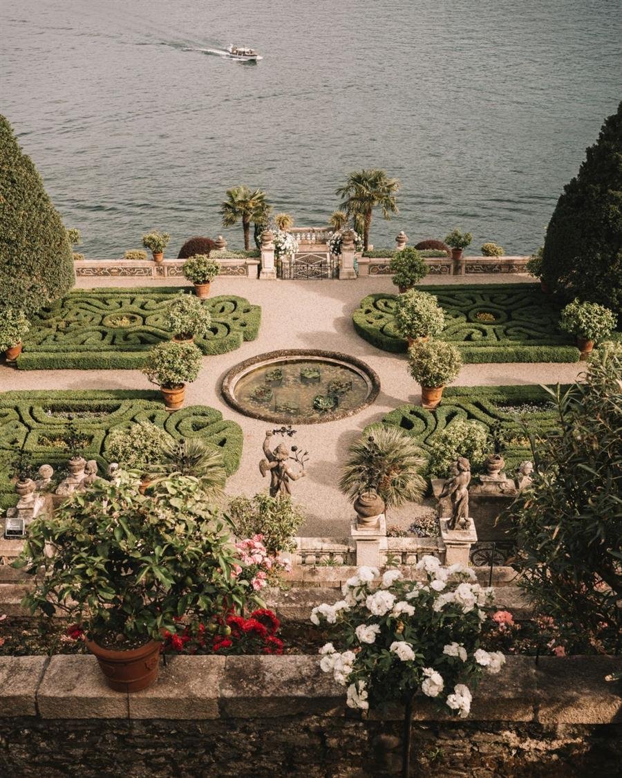 Jardim clássico à beira de um lago, visto do alto